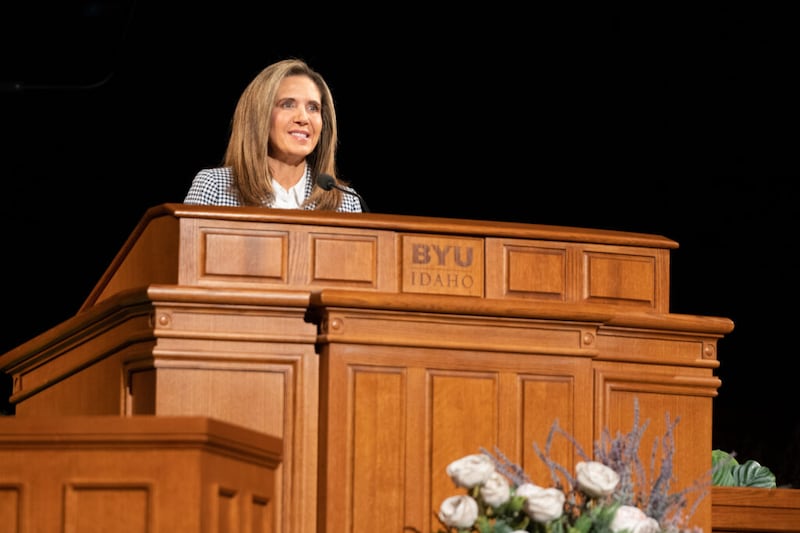 La hermana Kelly Eyring habla en el primer devocional del semestre de primavera en BYU-Idaho el 19 de abril de 2022.