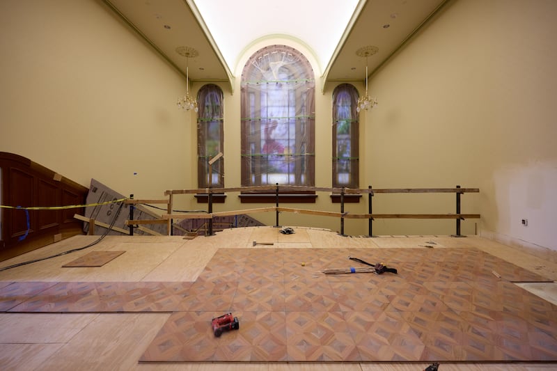 Se están realizando trabajos en la baranda de una escalera en un edificio de entrada del templo en la Manzana del Templo el martes 21 de abril de 2026, en Salt Lake City.
