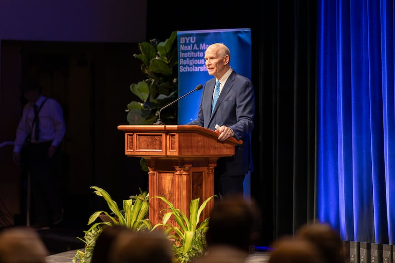 Élder Dale G. Renlund del Cuórum de los Doce Apóstoles habla en el Instituto Neal A. Maxwell para el Estudio de la Religión en la Universidad Brigham Young en Provo, Utah, el martes 13 de octubre de 2026.