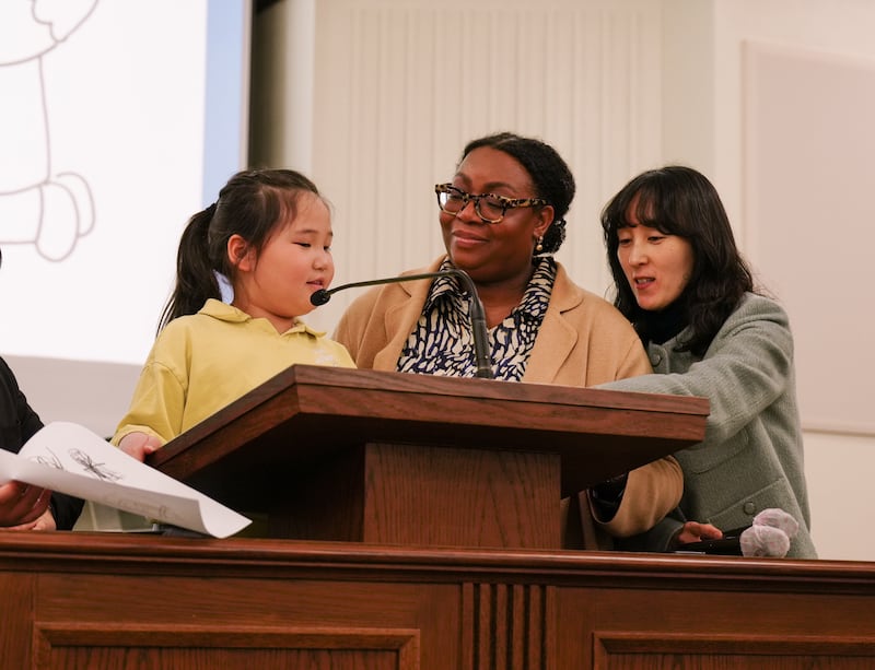 La hermana Tracy Y. Browning, segunda consejera de la presidencia general de la Primaria, se encuentra en el púlpito con una niña de la Primaria en Seúl, Corea del Sur, el 19 de febrero de 2025.