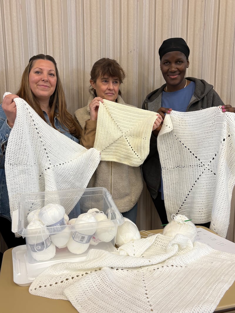 Las hermanas de la Sociedad de Socorro del Barrio Northampton hacen mantas para bebés para Sands, una organización benéfica de apoyo en casos de mortinatos y muertes neonatales, en Northampton, Inglaterra, el 14 de marzo de 2026.