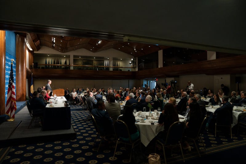 El élder David A. Bednar, un miembro del Cuórum de los Doce Apóstoles de La Iglesia de Jesucristo de los Santos de los Últimos Días, habla en el National Press Club en Washington, D. C., el jueves, 26 de mayo de 2022.