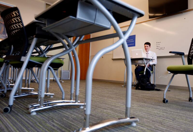 Adam Dummer utiliza un ordenador portátil y se vale de las videoconferencias para capacitar a los misioneros nuevos en su primer día desde el Centro de Capacitación Misional de Provo el miércoles, 25 de marzo de 2020. En un esfuerzo por controlar la propagación del COVID-19, los misioneros están recibiendo capacitación por medio de videoconferencias remotas en lugar de viajar a los 10 centros de capacitación misional de La Iglesia de Jesucristo de los Santos de los Últimos Días.