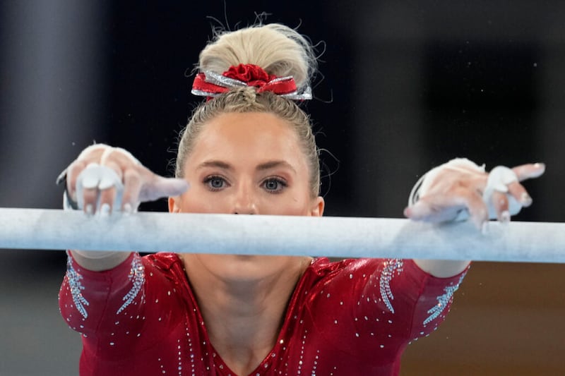 MyKayla Skinner, de Estados Unidos, se presenta en las barras asimétricas durante las clasificaciones de gimnasia artística femenina en los Juegos Olímpicos de Verano 2020, el domingo, 25 de julio de 2021 en Tokio.