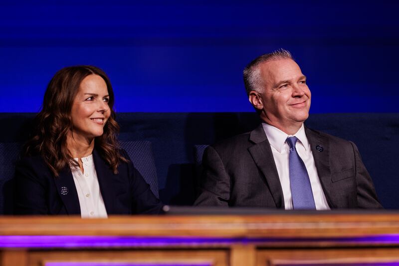 El presidente de la Universidad Brigham Young, C. Shane Reese, a la derecha, y su esposa, la hermana Wendy Reese, se sientan en el estrado antes de hablar durante el devocional de apertura del semestre de invierno el martes 13 de enero de 2026, en el campus de la universidad en Provo, Utah.
