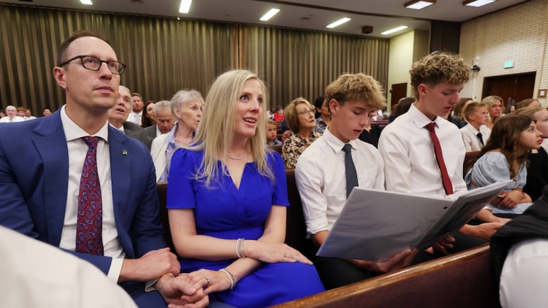 Los miembros de la congregación cantan selecciones de "Himnos para el Hogar e Iglesia" durante su reunión de sacramentos en Murray, Utah, el domingo 1 de junio de 2025.