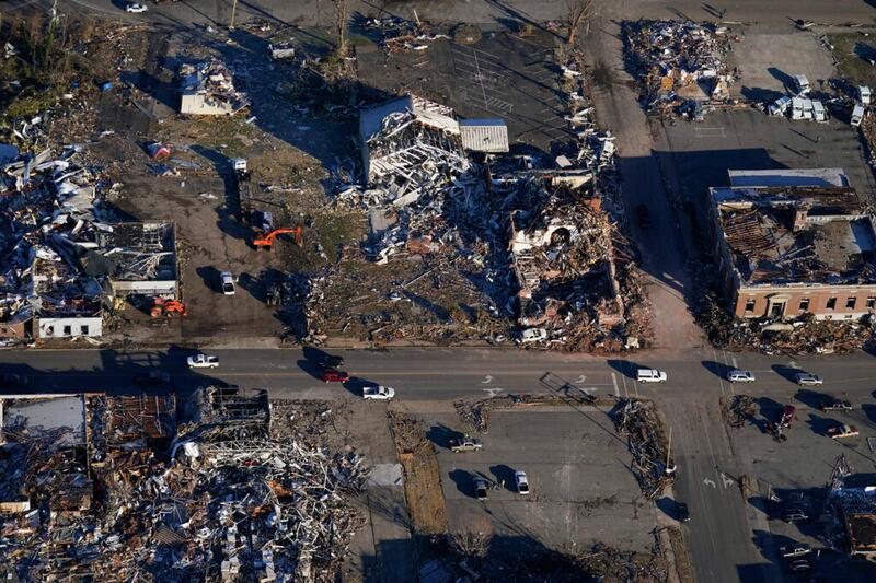 Vista aérea de los devastadores daños causados por tornados en Mayfield, Kentucky, el domingo, 12 de diciembre de 2021. Los tornados y el clima severo causaron daños catastróficos en varios estados el viernes, matando a varias personas durante la noche.