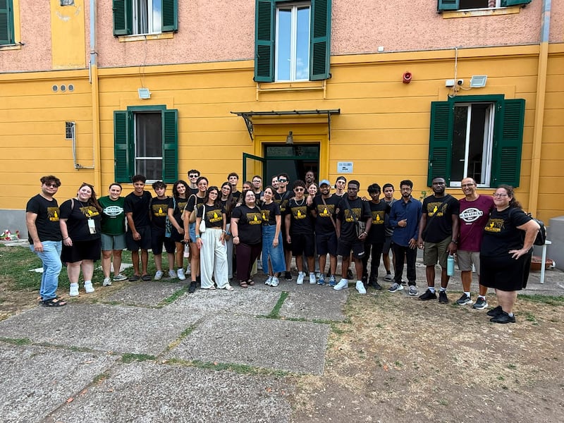 Jóvenes adultos solteros de Sicilia y Malta se reúnen con otros involucrados en el proyecto de servicio fuera de Casa Scalabrini 634 en Roma, Italia.