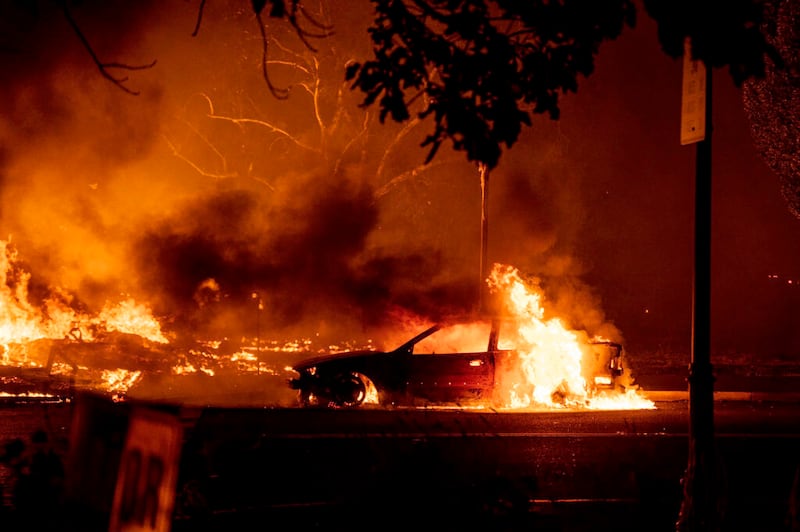 Esta foto tomada por Kevin Jantzer, residente de Talent, Oregón, muestra la destrucción de su ciudad natal cuando los incendios arrasaron la ciudad central de Oregón, cerca de Medford, el martes, 8 de septiembre del 2020.