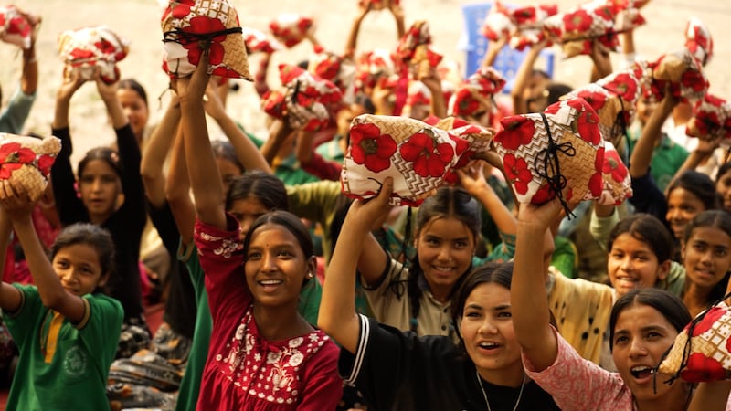 Jóvenes sostienen paquetes de salud menstrual que recibieron a principios de mayo de 2025. Los paquetes, que incluyen toallas reutilizables de Days for Girls Nepal, fueron posibles gracias a las donaciones realizadas por medio de la iniciativa de las Máquinas Expendedoras de Ilumina el Mundo patrocinada por La Iglesia de Jesucristo de los Santos de los Últimos Días.