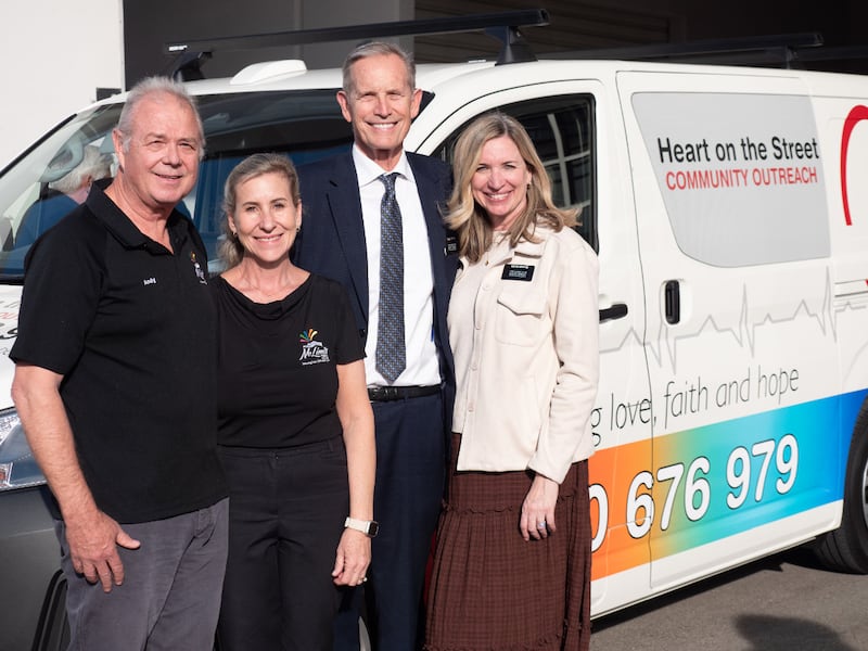 Una pareja de misioneros humanitarios está de pie con dos organizadores de No Limits Perth frente a un nuevo vehículo de alcance en Perth, Australia, 3 de agosto de 2026.