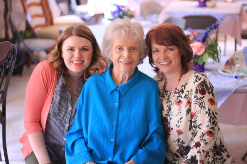 Tres generaciones de mujeres sonríen juntas: Tammy Simister Robinson con su madre, Louise, y su hija, Olivia.