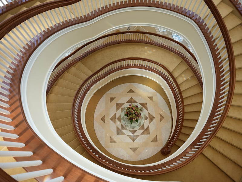 Una escalera dentro del Templo de San Diego, California.