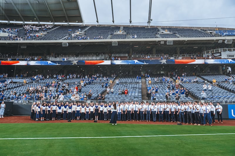 Ciento cincuenta misioneros de la Misión Misuri Independencia cantan el himno nacional antes del partido de los Kansas City Royals el jueves 9 de abril de 2026.