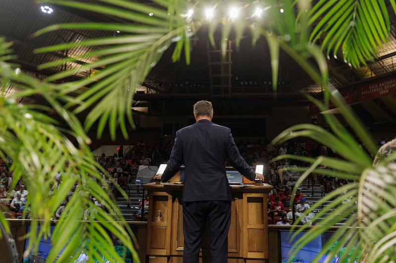 Isaiah Walker, vicepresidente académico de BYU–Hawaii, da la bienvenida a los estudiantes al primer devocional del semestre en Laie, Hawaii, el 9 de septiembre de 2025.