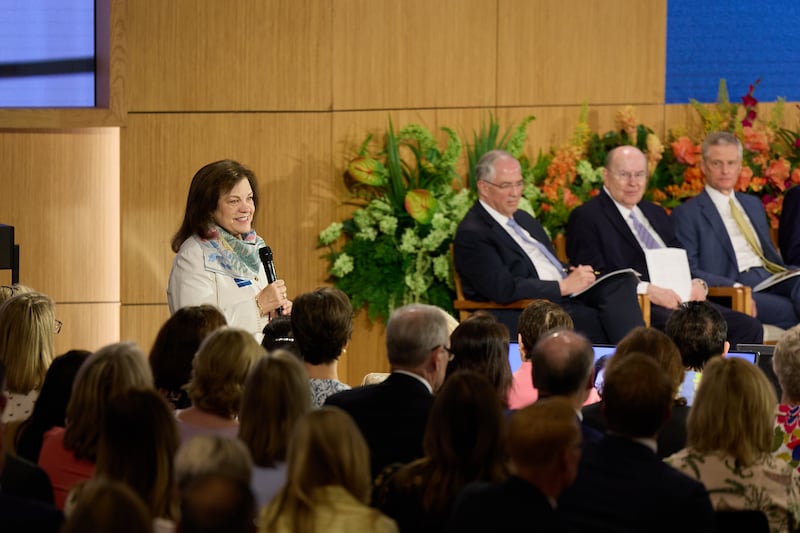 La hermana Melanie Rasband, esposa del élder Ronald A. Rasband, del Cuórum de los Doce Apóstoles, habla durante el Seminario para Nuevos Líderes de Misión 2026 el jueves 18 de junio de 2026, en el Centro de Capacitación Misional de Provo en Provo, Utah.