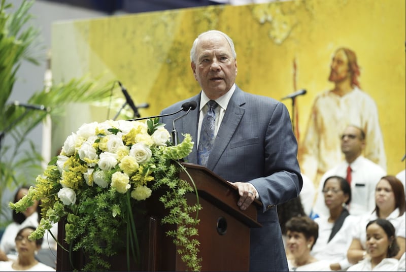 El élder Ronald A. Rasband, del Cuórum de los Doce Apóstoles, habla en una conferencia especial en la República Dominicana el 25 de abril de 2026.
