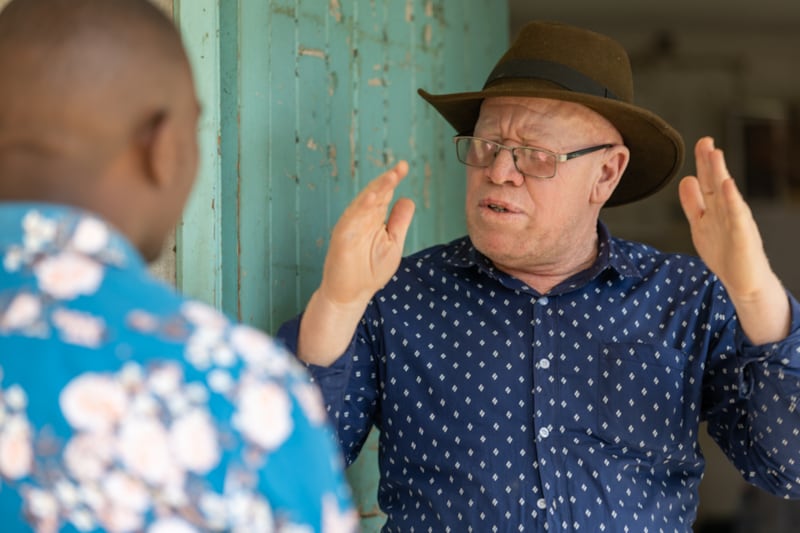 Joshua Ombayo, director de la Escuela Secundaria Especial Kibos en Kisumu, Kenia, explica que la escuela, que atiende a estudiantes ciegos y con discapacidad visual, crecerá exponencialmente después de la donación de un nuevo centro de aprendizaje por parte de La Iglesia de Jesucristo de los Santos de los Últimos Días y otras organizaciones comunitarias, en Kisumu, Kenia, el 16 de enero de 2026.