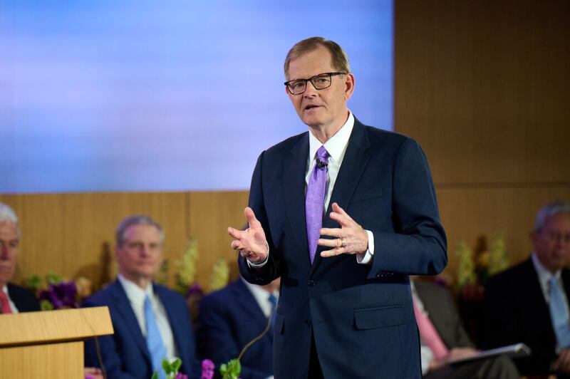 El élder Gary E. Stevenson, del Cuórum de los Doce Apóstoles de la Iglesia de Jesucristo de los Santos de los Últimos Días, se dirige a los líderes de misión durante el Seminario para Nuevos Líderes de Misión 2022, el viernes, 24 de junio de 2022.