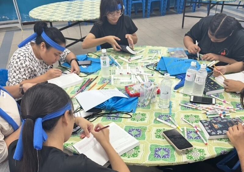 Jóvenes mujeres estudian el Libro de Mormón durante el campamento de Mujeres Jóvenes del Distrito de Sibu, realizado el 6 y 7 de junio de 2025 en Malasia Oriental.