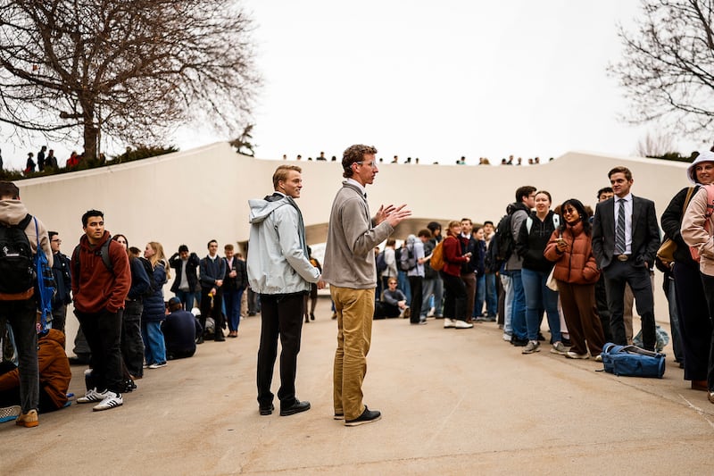 Los estudiantes de BYU hacen fila fuera del Marriott Center en Provo, Utah, antes de un devocional con el presidente Dallin H. Oaks el martes 10 de febrero de 2026.