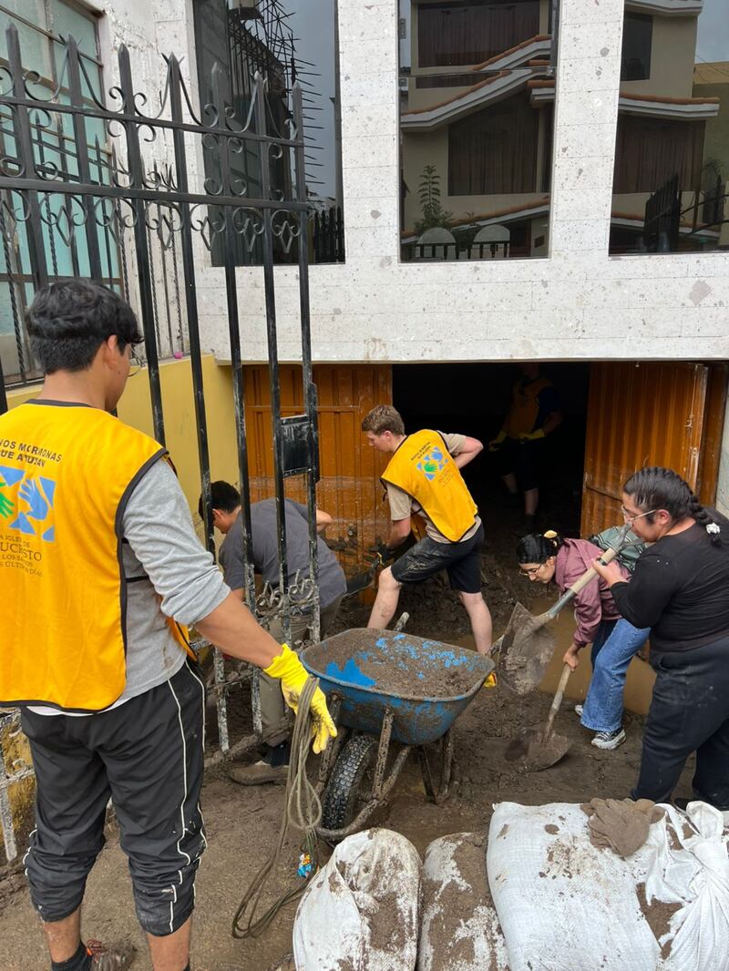 Voluntarios de servicio de La Iglesia de Jesucristo de los Santos de los Últimos Días se reúnen para limpiar el lodo de las casas afectadas por las inundaciones en Arequipa, Perú. Los deslizamientos de lodo comenzaron después de las lluvias torrenciales del 19 de febrero de 2026.