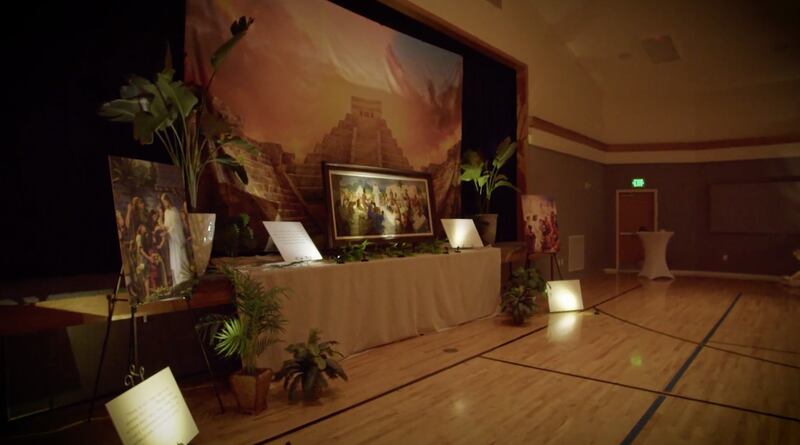 El salón cultural de un centro de reuniones en Herriman, Utah, se transforma para representar escenas de la visitación de Jesucristo a las antiguas Américas, los días 9 y 10 de abril de 2025.