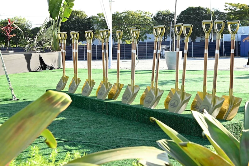 Las palas están listas para usarse en la ceremonia de colocación de la primera piedra del Templo de Maceió Brasil.