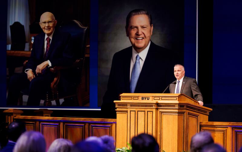 El Presidente de la Universidad Brigham Young, C. Shane Reese, habla durante el devocional de apertura del semestre de invierno el martes, 13 de enero de 2026, en el campus de la universidad en Provo, Utah.