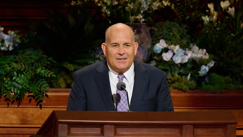 El hermano David J. Wunderli, primer consejero de la Presidencia General de los Hombres Jóvenes, habla durante la sesión del sábado por la tarde de la Conferencia General Anual número 196 de La Iglesia de Jesucristo de los Santos de los Últimos Días, en el Centro de Conferencias en Salt Lake City, el 4 de abril de 2026.