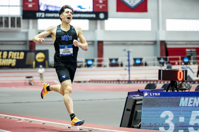 Carter Cutting, estudiante de tercer año de BYU, corre en la carrera de una milla masculina en el Campeonato Nacional Bajo Techo de la NCAA.