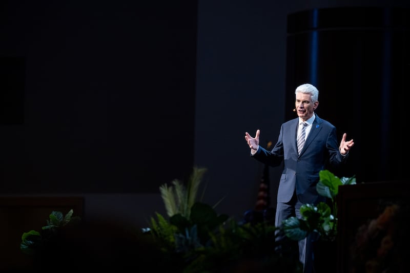 El élder Gérald Caussé, del Cuórum de los Doce Apóstoles, ofrece un devocional en BYU–Idaho el domingo 14 de junio de 2026.