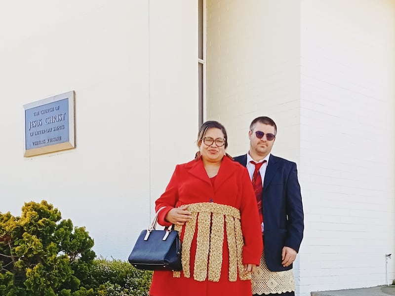 Salome y Shayne Strom posan para una fotografía vistiendo el traje tradicional tongano con la estera de cintura o ta'ovala en Wellington, Nueva Zelanda, en agosto de 2025.