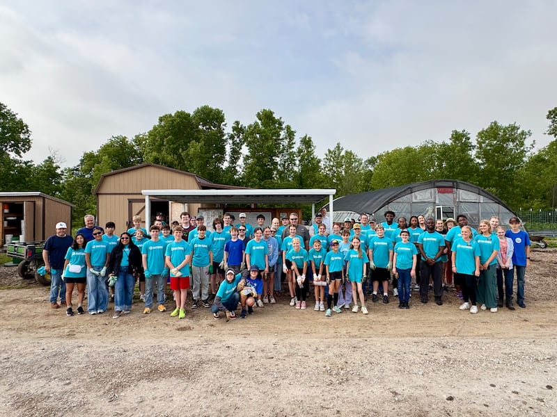 Miembros de La Iglesia de Jesucristo de los Santos de los Últimos Días y la Iglesia Mount Zion Praise sonríen para una foto después de ayudar en los Shiloh Gardens en Denton, Texas, el 25 de abril de 2026.