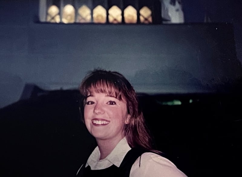 Kary Ann Hoopes sonríe para una foto fuera del Templo de San Diego, California, en el lugar exacto donde sintió que deseaba regresar a la casa del Señor después de una gira de puertas abiertas en 1993. Hoopes fue bautizada en La Iglesia de Jesucristo de los Santos de los Últimos Días unos meses después.