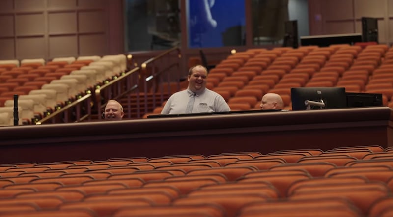Los ingenieros de audio se preparan para la Conferencia General Anual en el Centro de Conferencias.