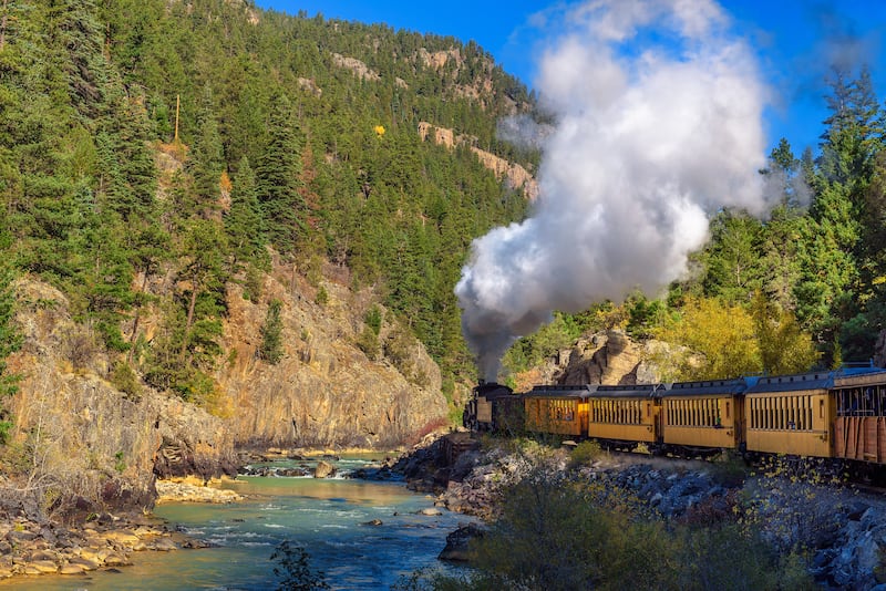 Una locomotora de vapor histórica viaja de Durango a Silverton a través de las Montañas de San Juan junto al Río Animas en Colorado.