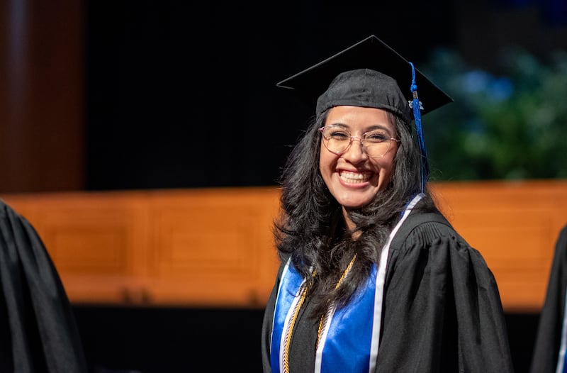 Los graduados entran al Centro de BYU–I para la ceremonia de graduación el jueves, 23 de julio de 2026, en Rexburg, Idaho.