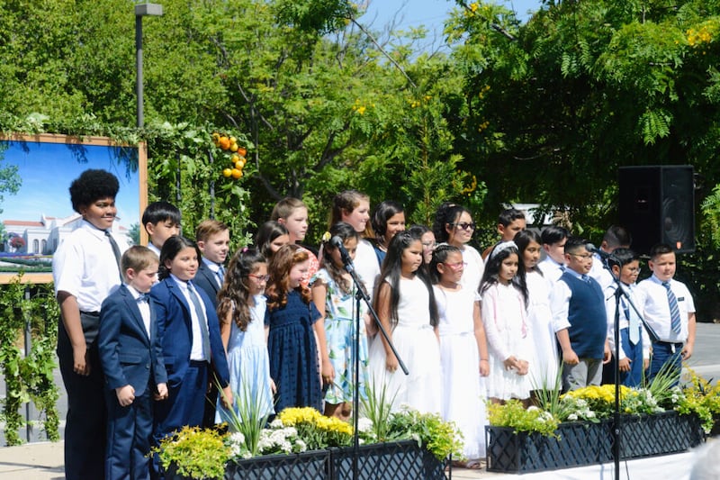 Un coro de niños, compuesto por miembros de congregaciones locales, interpreta "Me encanta ver el templo" en la ceremonia de la palada inicial del Templo de Yorba Linda, California, el sábado 18 de junio de 2022.