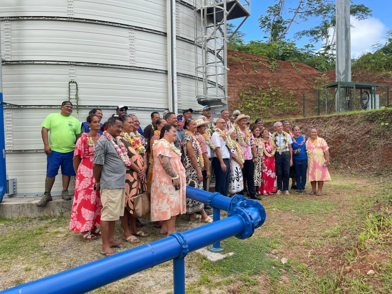 Miembros de La Iglesia de Jesucristo de los Santos de los Últimos Días y miembros de la comunidad en Taha'a, Polinesia Francesa, el 6 de octubre de 2026, posan junto a tanques de agua nuevos que fueron posibles en la isla gracias a donaciones de La Iglesia de Jesucristo de los Santos de los Últimos Días.