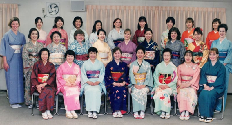 Las mujeres de la Sociedad de Socorro de la Rama Yamate usan kimonos japoneses tradicionales durante la celebración en septiembre de 2001 en ocasión del centenario de La Iglesia de Jesucristo de los Santos de los Últimos Días en Japón.