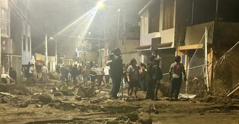 Residentes locales y voluntarios de servicio de La Iglesia de Jesucristo de los Santos de los Últimos Días evalúan los daños causados por las inundaciones y los deslizamientos de tierra provocados por las lluvias torrenciales en Arequipa, Perú, el 19 de febrero de 2026.