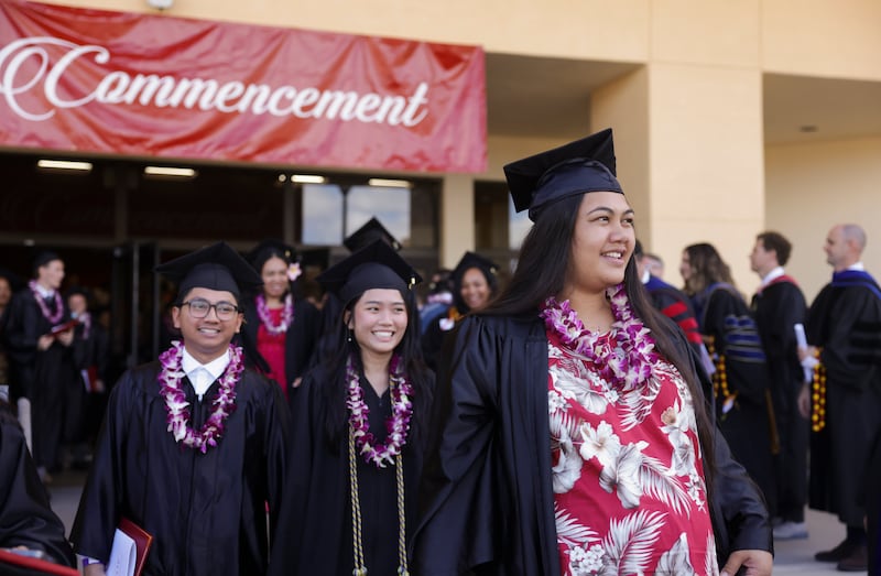 Los graduados de BYU–Hawaii salen del Cannon Activities Center en Laie, Hawaii, después de la ceremonia de graduación el viernes 12 de diciembre de 2025.