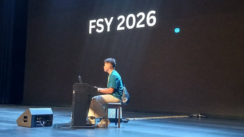 Un joven toca el piano en una conferencia internacional "Para la Fortaleza de la Juventud" en Bangkok, Tailandia, el 18 de junio de 2026.