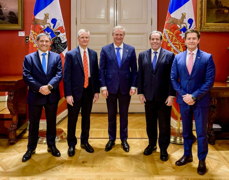 El presidente de Chile, José Antonio Kast; el élder David A. Bednar; el élder Eduardo Gavarret; el élder Gabriel Campos; y Cristian Jara se reúnen para una foto grupal.