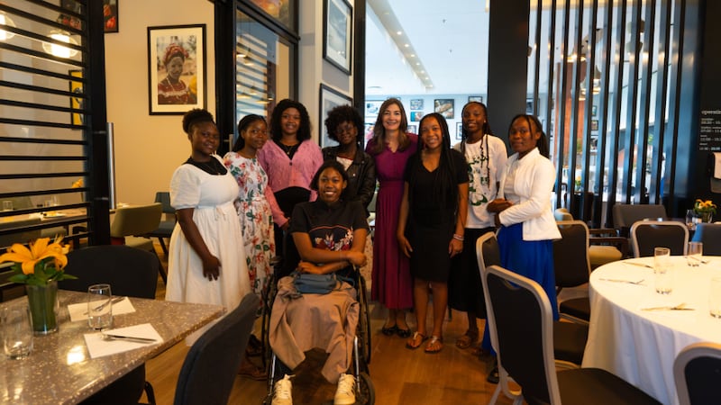 Las presidencias de Mujeres Jóvenes se reúnen con la hermana Andrea Muñoz Spannaus en Maputo, Mozambique, 2 de septiembre de 2026.