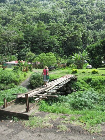 La hermana Morgan Taylor cruza un puente mientras hace proselitismo durante su misión en Tahití.
