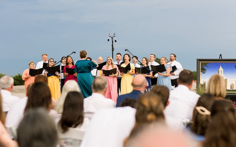 Un coro de múltiples estacas canta "Alabanza al Señor, el Todopoderoso" durante la ceremonia de colocación de la primera piedra del Templo de Tulsa, Oklahoma, el sábado 22 de agosto de 2026, en Tulsa, Oklahoma.