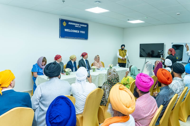 Surender Singh Kandhari, presidente del Guru Nanak Darbar Gurudwara, un templo sij, pronuncia observaciones inaugurales antes de una ceremonia de distribución de paquetes de alimentos en Dubái, Emiratos Árabes Unidos, el domingo 30 de agosto de 2026. Los paquetes de alimentos fueron armados por miembros de la comunidad sij y miembros de La Iglesia de Jesucristo de los Santos de los Últimos Días en un proyecto de servicio combinado.