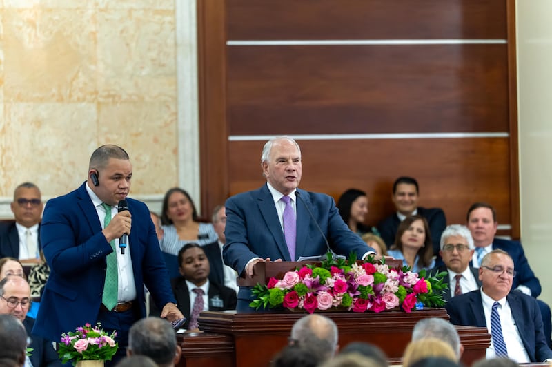 Con la ayuda de un intérprete, el élder Ronald A. Rasband, del Cuórum de los Doce Apóstoles, habla a una congregación de más de 800 misioneros.
